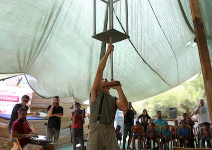 مهرجون إسبان يقدمون عرضا لأطفال الخان الاحمر