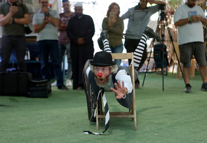 مهرجون إسبان يقدمون عرضاً في خيمة احتجاج في قرية خان الأحمر في الضفة الغربية المحتلة ضد خطة إسرائيل لهدم القرية.