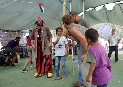 مهرجون إسبان يقدمون عرضاً في خيمة احتجاج في قرية خان الأحمر في الضفة الغربية المحتلة ضد خطة إسرائيل لهدم القرية.