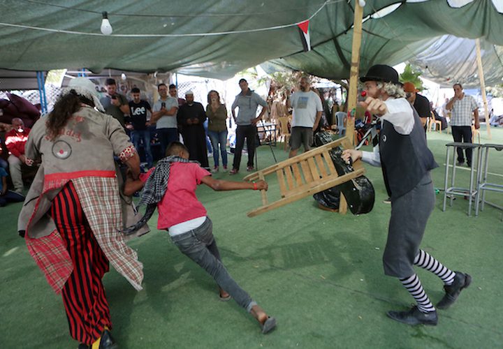 مهرجون إسبان يقدمون عرضاً في خيمة احتجاج في قرية خان الأحمر في الضفة الغربية المحتلة ضد خطة إسرائيل لهدم القرية.