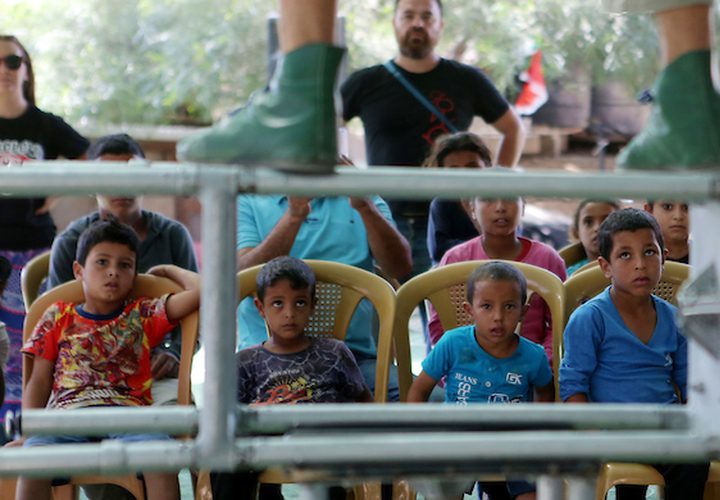 مهرجون إسبان يقدمون عرضاً في خيمة احتجاج في قرية خان الأحمر في الضفة الغربية المحتلة ضد خطة إسرائيل لهدم القرية.