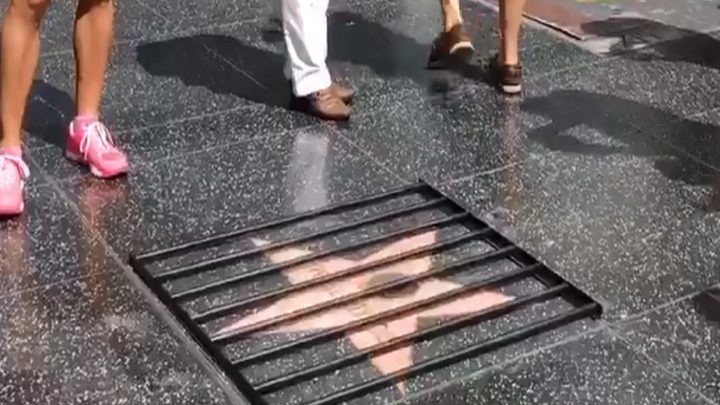 بعد تحطيمها.. نجمة ترامب خلف القضبان هذه المرة!