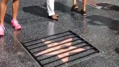 بعد تحطيمها.. نجمة ترامب خلف القضبان هذه المرة!