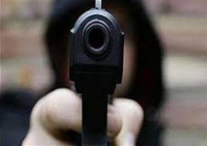 تنكر بزي امرأة وسطا على مصرف بمسدس للأطفال!