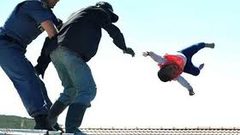 ألقى ابنه الرضيع من الطابق السابع وقفز خلفه