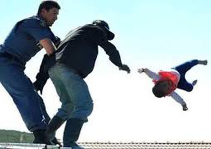 ألقى ابنه الرضيع من الطابق السابع وقفز خلفه