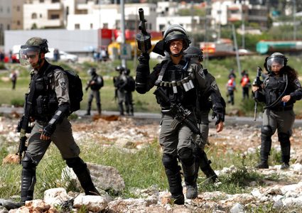 مواطنون يعتصمون تنديدا بمنعهم دخول أراضيهم