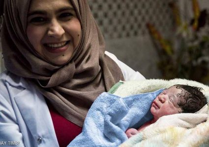 قابلة تتحدى داعش وتنقذ عشرات النساء