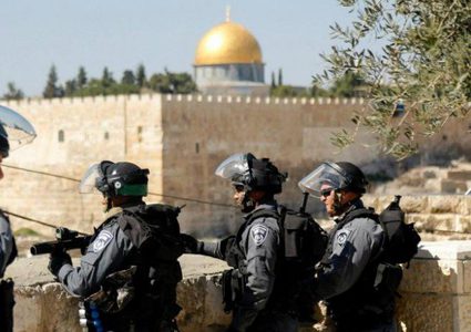 الاحتلال يبعد 13 مقدسيا عن المسجد الاقصى