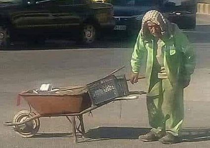 عامل نظافة أردني يحال للتقاعد بعد انتشار صوره