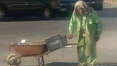 عامل نظافة أردني يحال للتقاعد بعد انتشار صوره