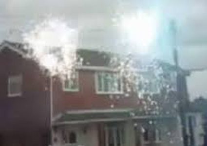 أسلاك الكهرباء تتحول لألعاب نارية(فيديو)