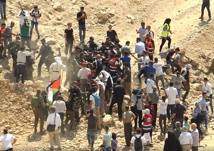 أهالي الخان الأحمر.. سيهدمون بيوتهم بأيديهم(فيديو)