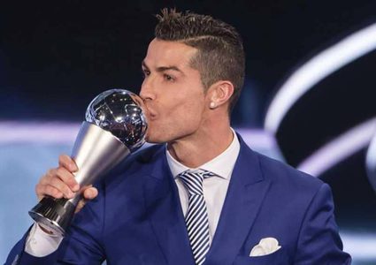 رونالدو يعلن خسارته بجائزة أفضل لاعب في العالم