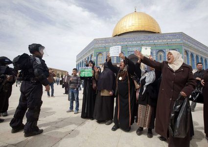 الاحتلال يبعد 4 مقدسيين عن المسجد الأقصى