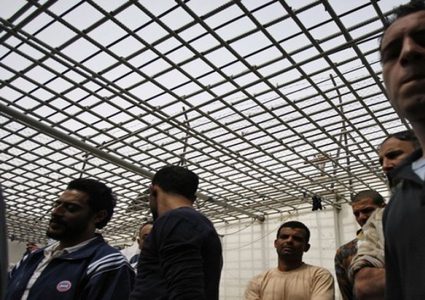 أسرى نفحة يشكون التفتيشات اليومية لأقسامهم