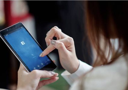 "فيسبوك" تستعد لإطلاق هاتف جديد