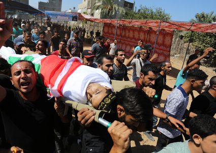 خلال تشييع جثمان الشهيد عماد اشتيوي الذي استشهد أمس برصاص الاحتلال الإسرائيلي في منطقة ملكة شرق غزة