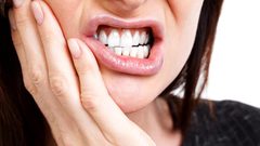 7 علاجات من منزلك للقضاء على آلام الأسنان