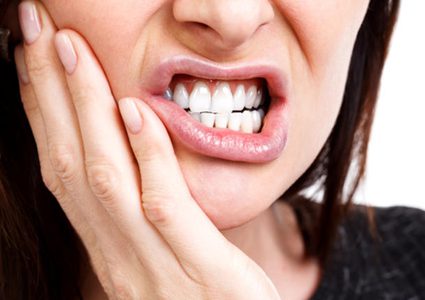 7 علاجات من منزلك للقضاء على آلام الأسنان