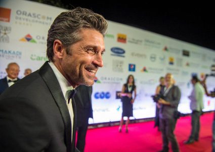 الفنانون يتسابقون على التقاط الصور مع ديمبسي