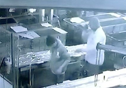 مقلب تحوّل إلى مأساة بسبب خرطوم ضغط للهواء (فيديو)