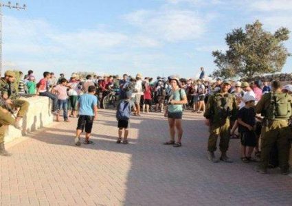 مستوطنون يقتحمون متنزهاً في يطا جنوب الخليل