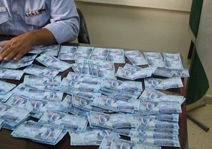 الشرطة تلقي القبض على شخص بحوزته عملة مزيفة