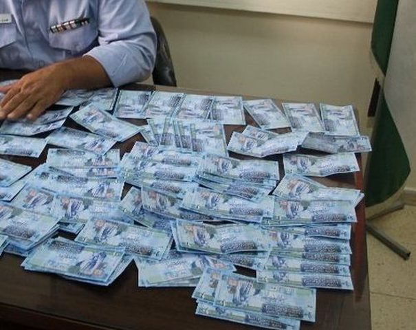 الشرطة تلقي القبض على شخص بحوزته عملة مزيفة