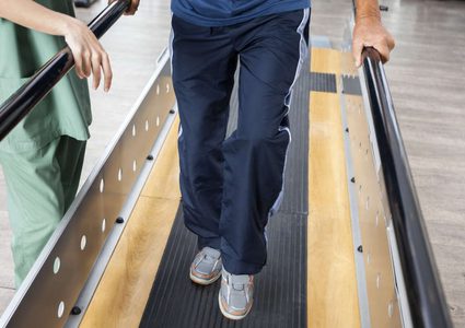 جهاز يسمح للمصابين بالشلل بالوقوف والمشي