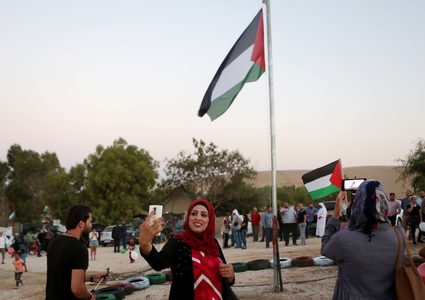 رفع العلم الفلسطيني في قرية الخان الأحمر