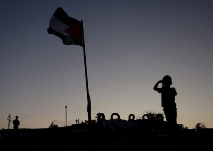 رفع العلم الفلسطيني في قرية الخان الأحمر