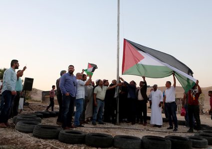 رفع العلم الفلسطيني في قرية الخان الأحمر
