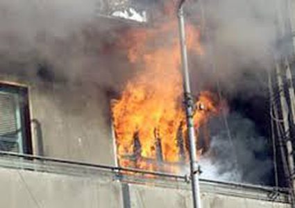 إندلاع حريق داخل مبنى سكني في مدينة عراد