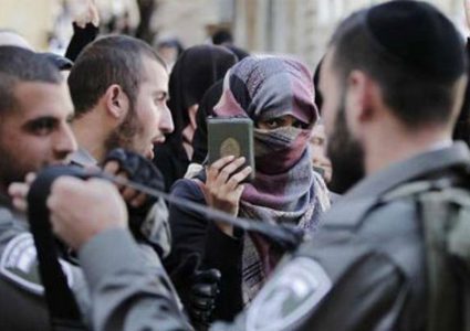 الاحتلال يبعد 5 مقدسيين عن الأقصى