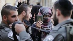 الاحتلال يبعد 5 مقدسيين عن الأقصى