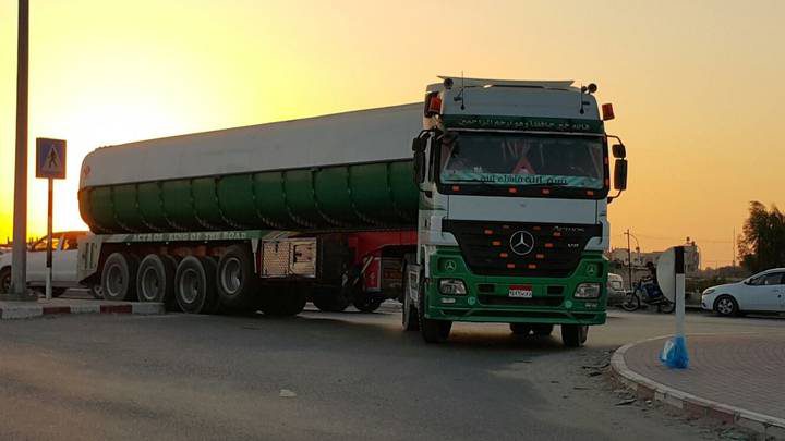 إدخال 84 شاحنة وقود وبضائع إلى قطاع غزة