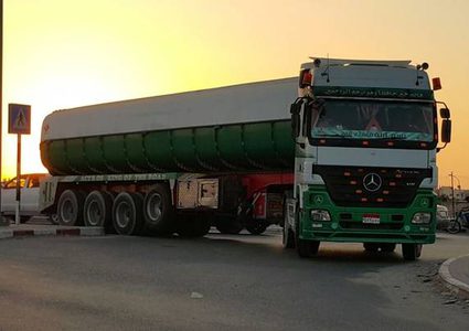 إدخال 84 شاحنة وقود وبضائع إلى قطاع غزة