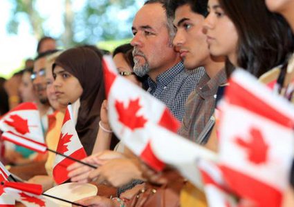 كندا ترحل 900 مهاجر