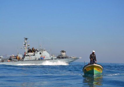 زوارق الاحتلال تهاجم مراكب الصيادين شمال غزة
