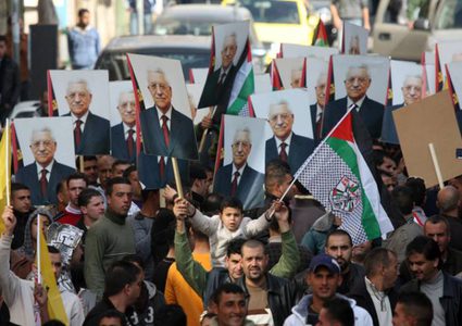 الآلاف يشاركون في وقفة دعم للرئيس عباس في نابلس