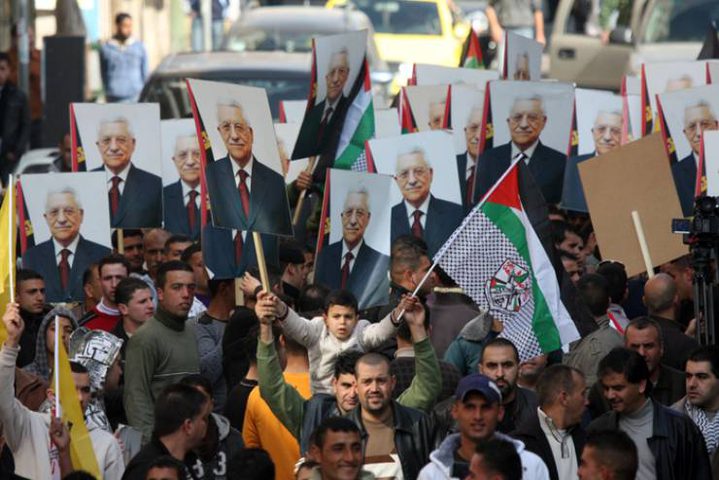 الآلاف يشاركون في وقفة دعم للرئيس عباس في نابلس