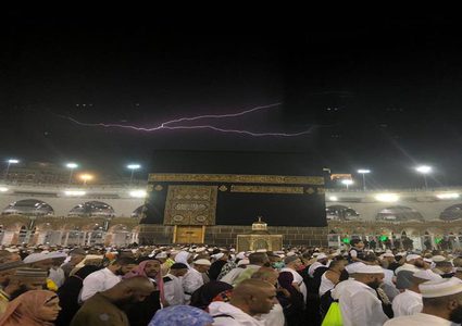 البرق يضيء سماء الحرم المكي في مكة