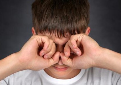 لماذا لا نشعر بالظلام أثناء رمش العيون؟