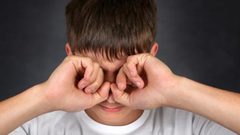 لماذا لا نشعر بالظلام أثناء رمش العيون؟