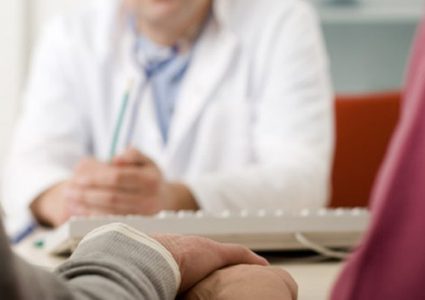 طبيب نفسي يدفن مرضاه أحياء لعلاجهم!