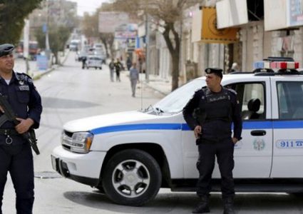 أردني يعتصم بأغرب طريقة حتى تحقيق مطالبه