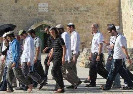 مستوطنون يقتحمون مخيم عين السلطان في أريحا