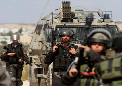 إصابات بالاختناق وتفتيش منازل في يطا