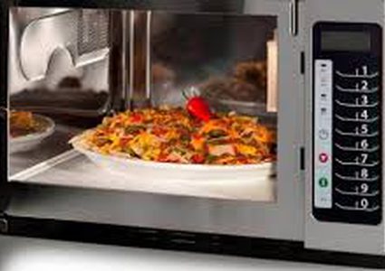 خبير يكشف حقيقة تأثير الميكروويف على الطعام
